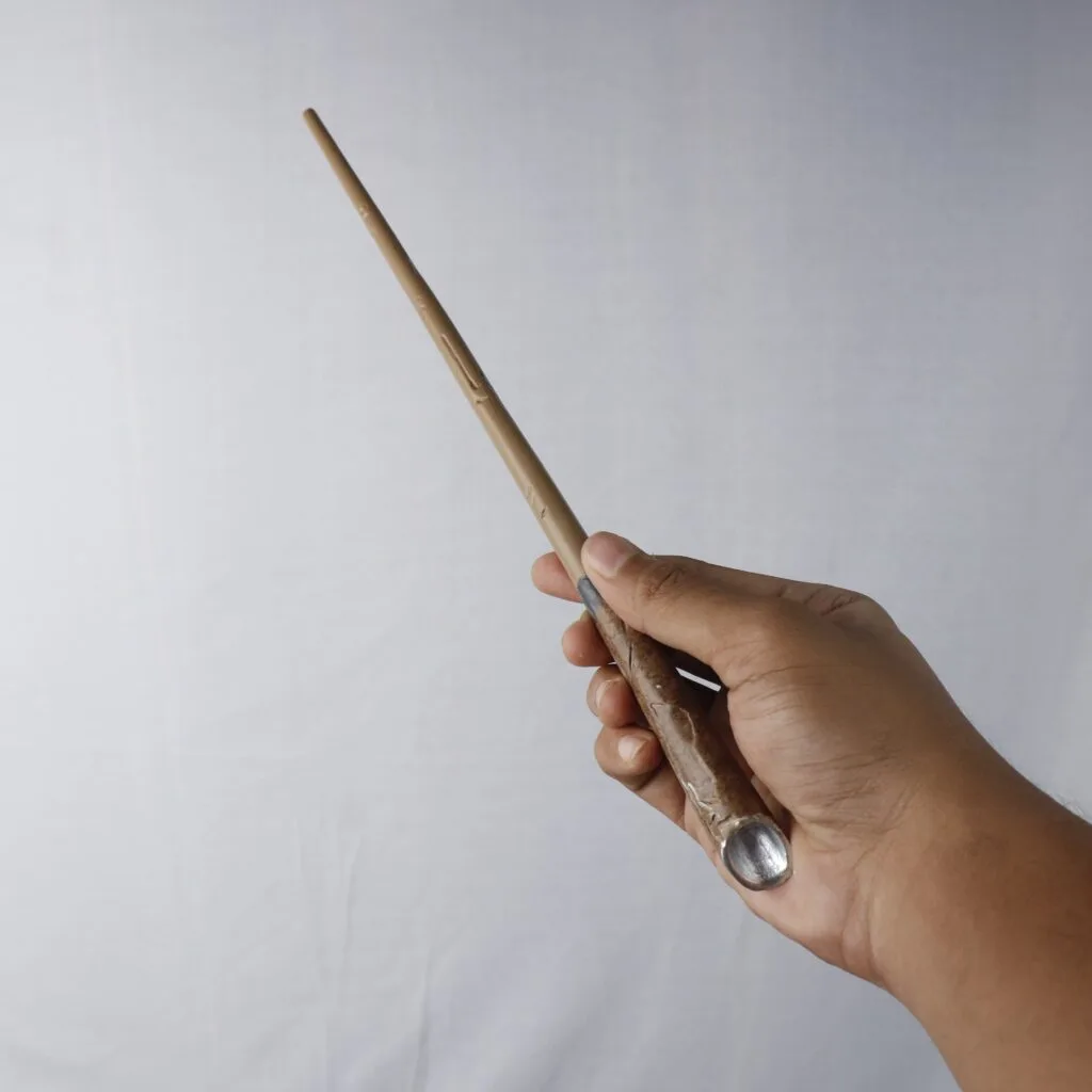 Newt Scamander Wand in hand
